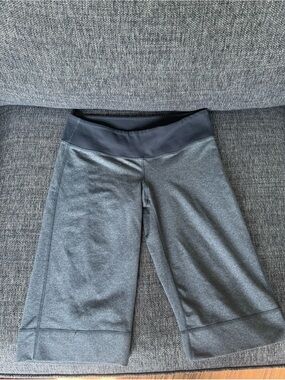Lululemon Athletica Clam Digger cropped leggings in a heathered Grey